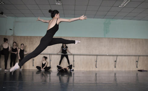 �赸�տ���ѵ�ļҺ�