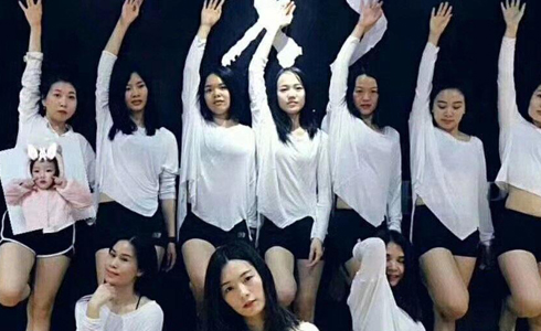 տЩ