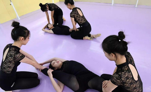 �տ���ѵ�඼ѧʲô 